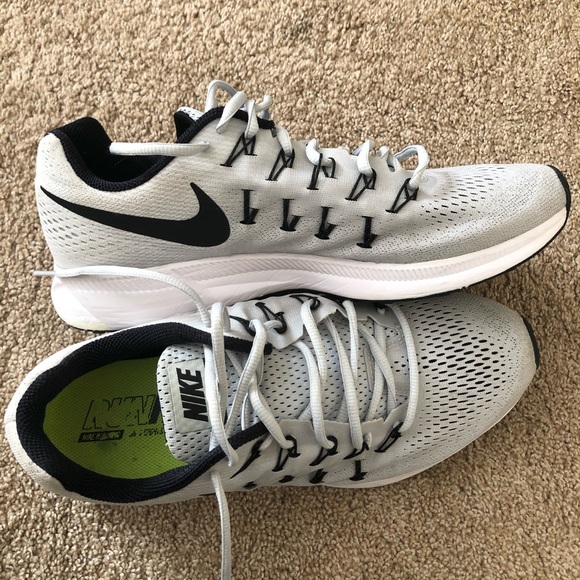 gray nike tennis shoes